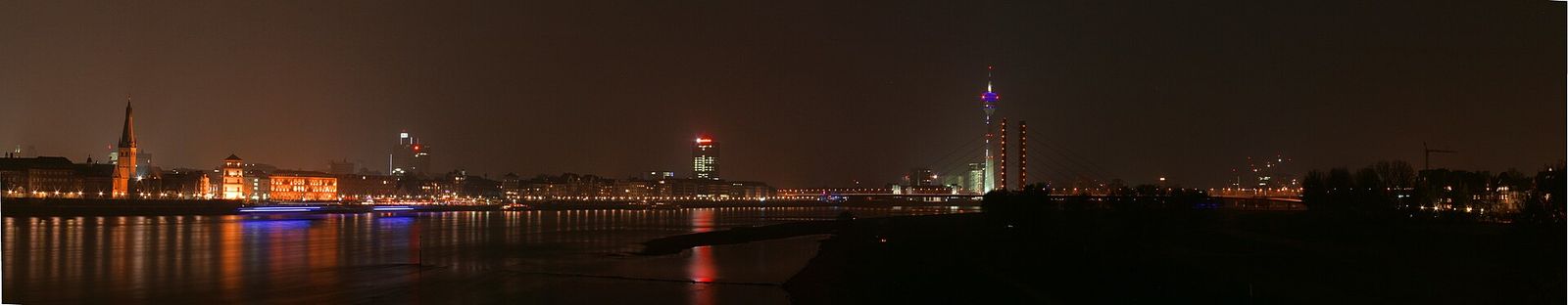 Rheinpanorama der Düsseldorfer Innenstadt mit Rheinkniebrücke und Altstadtsilhouette.